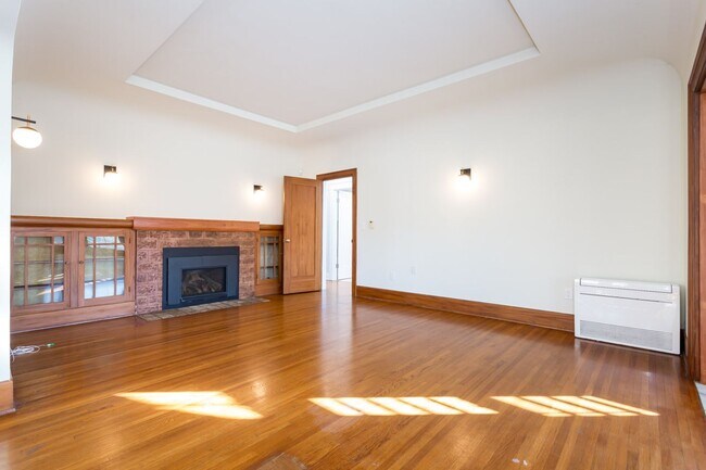 Building Photo - Charming Spanish in Kensington