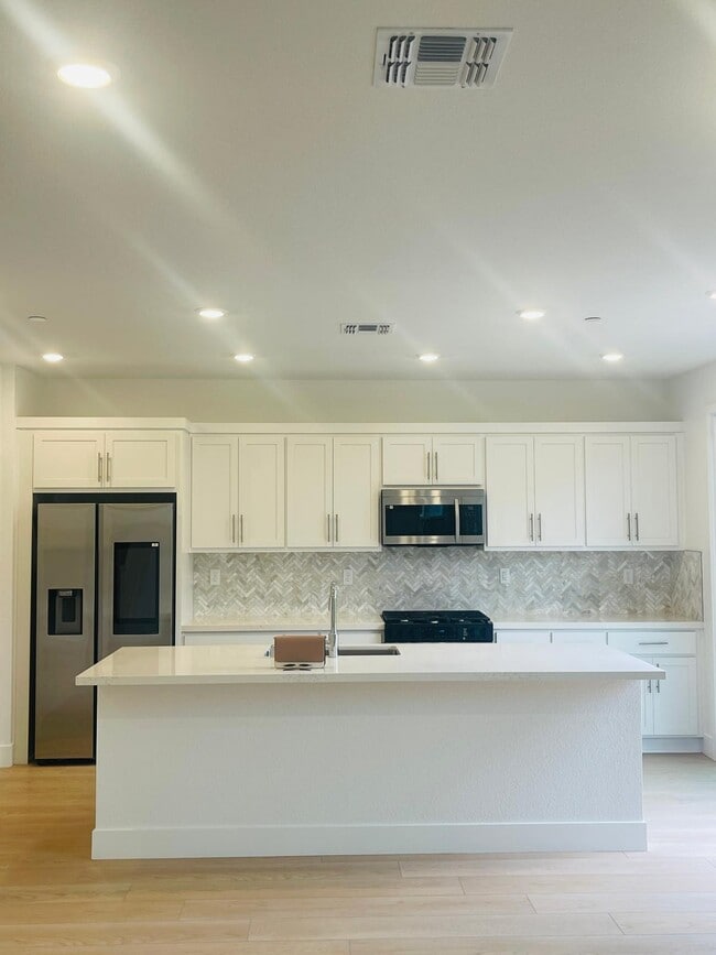 Building Photo - 2710 Old Larks Ln