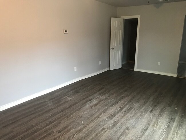 Building Photo - 512 Graham Ave