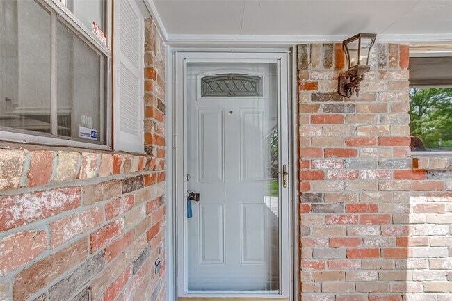 Building Photo - 2323 Tinechester Dr