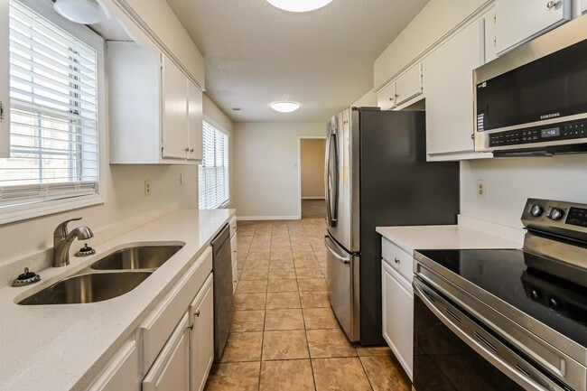 Building Photo - 5819 Garden Ridge Dr