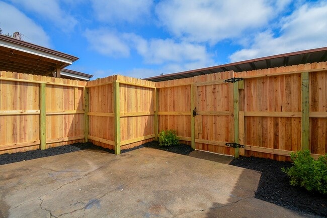 Building Photo - Perfect Townhouse ready for you!