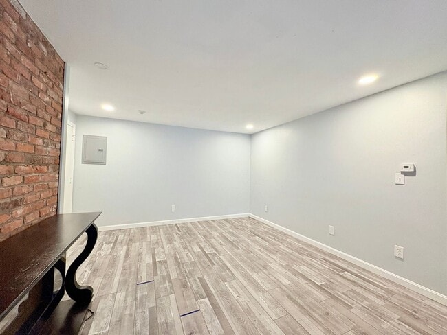 Building Photo - 2 Bed | 1 Bath | $2,150/mo | Assigned Park...
