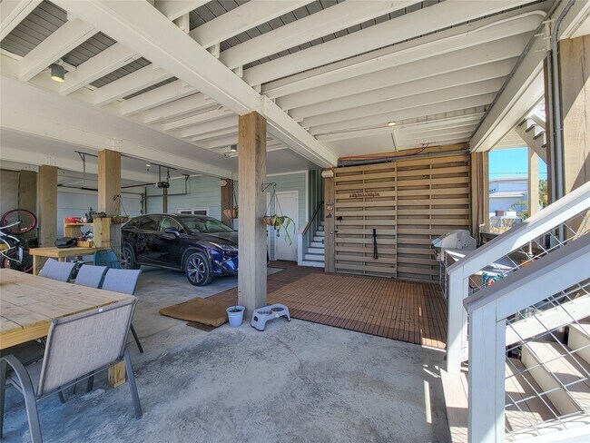 Building Photo - 1001 Bamar Ln