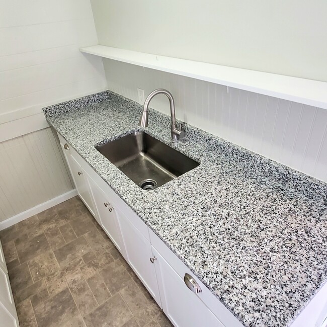 Luna Pearl granite. Large undermount sink - 252-3 Laurel St