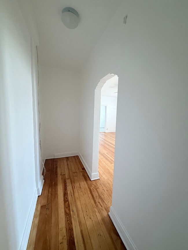 Building Photo - 318 S Kingsley Dr
