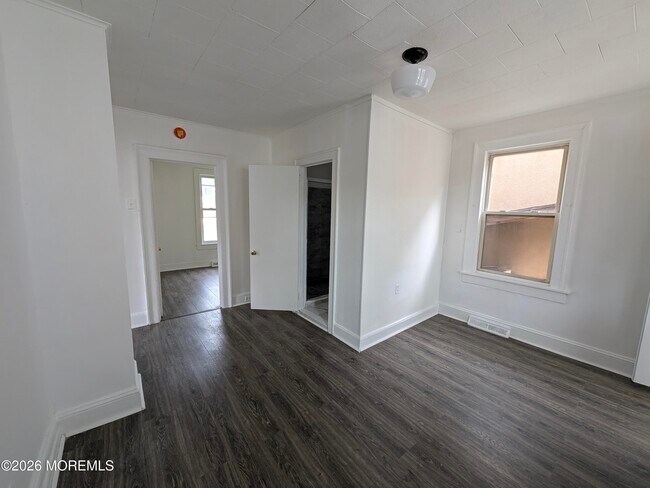 Building Photo - 121 Kossuth St