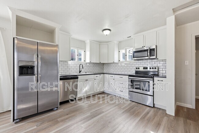 Building Photo - 415 W Linden St