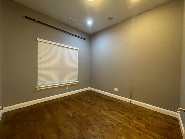 Building Photo - 2403 Cabrillo Ln