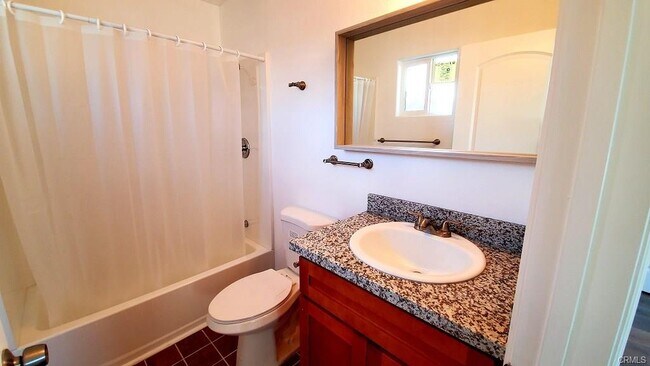 Hallway Bath - 3510 W 5th St