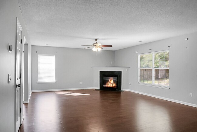Building Photo - Spacious 2 Story, 4 BR, 2.5 BA, 2 Car Gara...