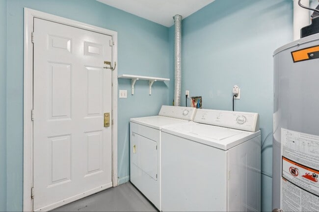 Building Photo - Spacious 3BR Townhome Near Metro & Nationa...