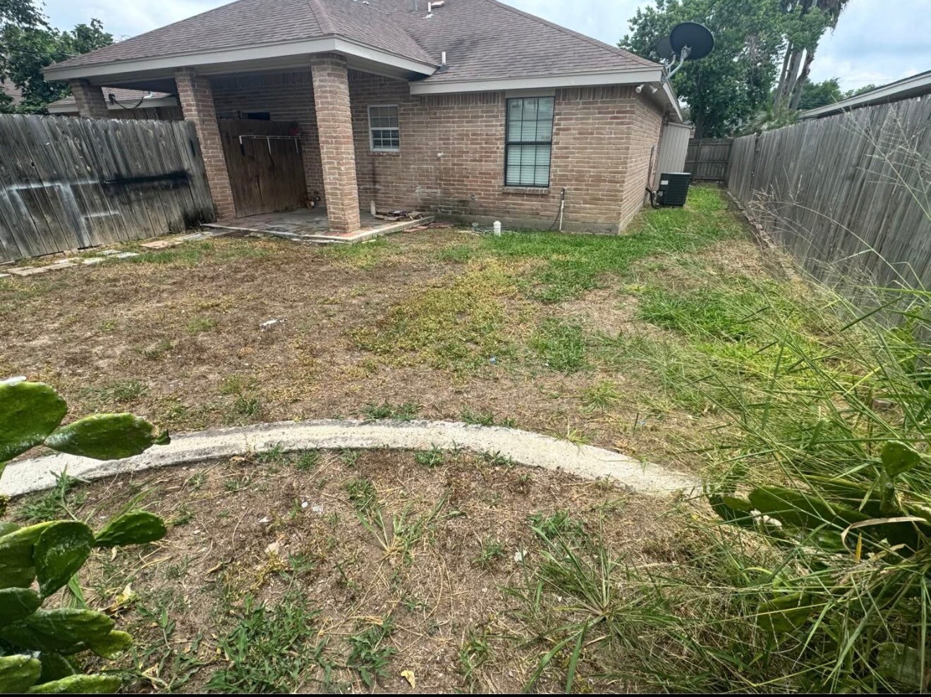 Building Photo - 1110 W Gardenia Ave