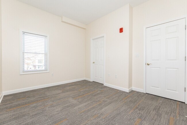 Building Photo - 909 Hancock St