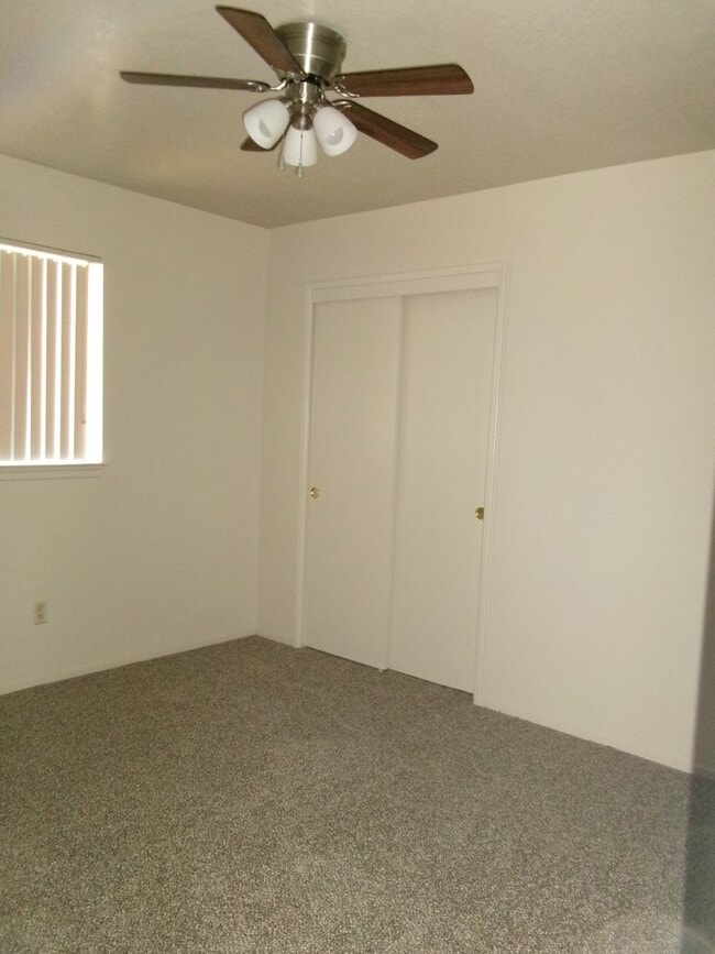 Building Photo - UPDATED 3 BEDROOM 2 BATH
