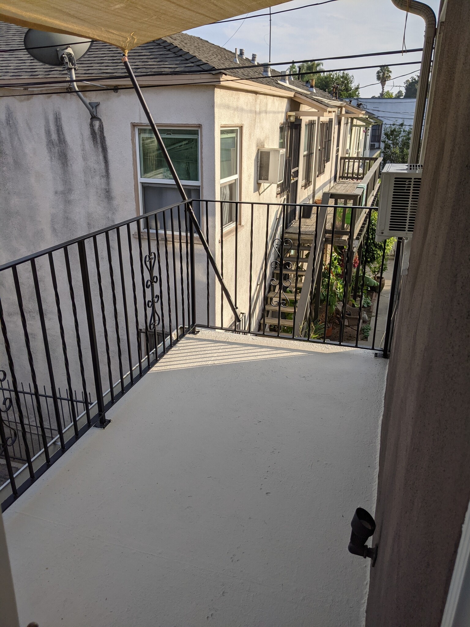 Building Photo - 1546 Rendall Pl