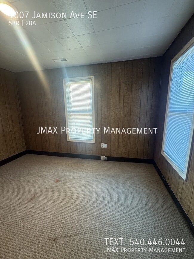 Building Photo - 1007 Jamison Ave SE
