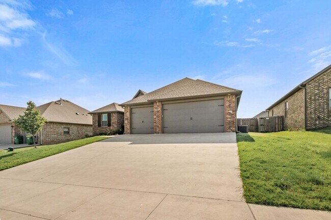 Building Photo - Come home to this stunning 4 bed/2 bath split floorplan home in Centerton!