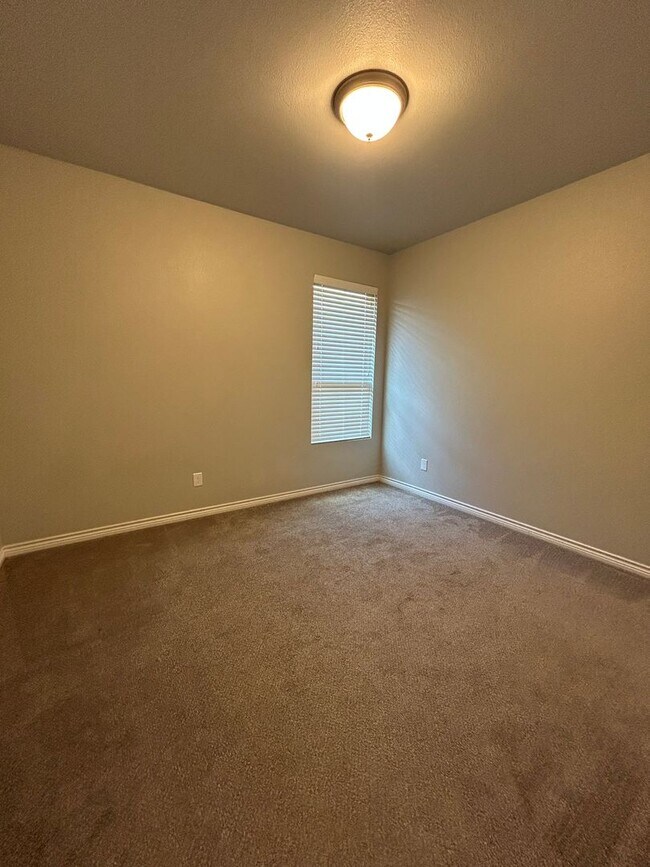 Building Photo - Beautiful Home is Desert Ridge