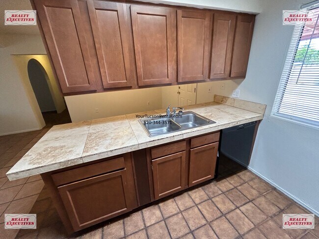 Building Photo - Tucson Blvd & Irvington Rd area - 4 Bedroo...