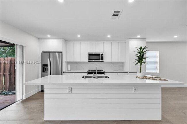 Building Photo - 4736 SW 136th Pl