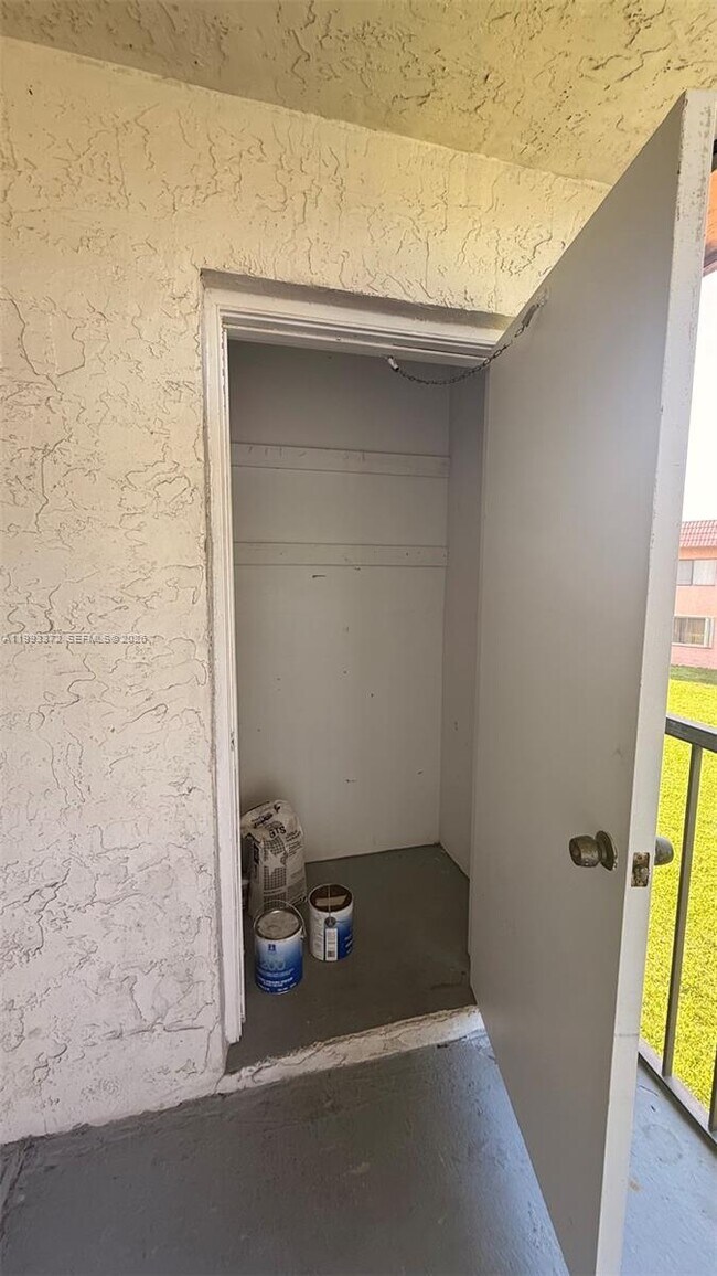 Building Photo - 231 Lakeview Dr