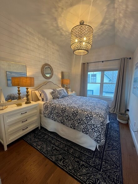 Stunning QUEEN guest Room with brand new Serena and Lily rug, new mirrors added 10/2/8//25. - 11 Henry St