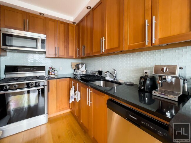 Building Photo - JAVA STREET / Greenpoint 2-Bed 2-Bath / Pe...