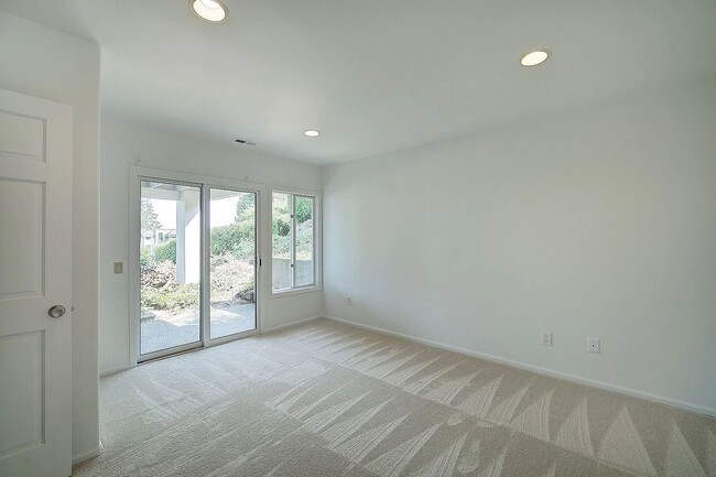 Building Photo - Clyde Hill Home