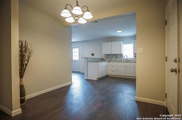 Building Photo - 303 Victor St