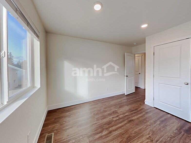 Building Photo - 19311 17th Ave Ct E