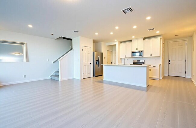 Building Photo - "Charming 3-Bed Townhouse in St. Cloud with Spacious 1,560 Sq Ft Layout and Modern Comforts!"