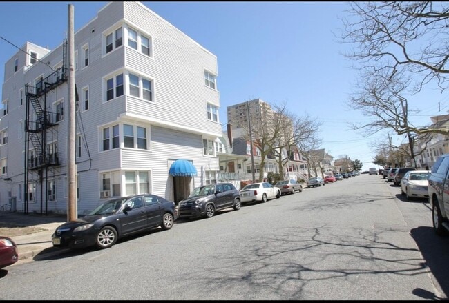 Building Photo - Studio, 1 bathroom apartment ready for move in!