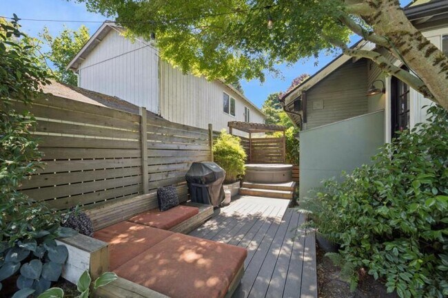 Building Photo - 3 bedroom in Seattle WA 98108