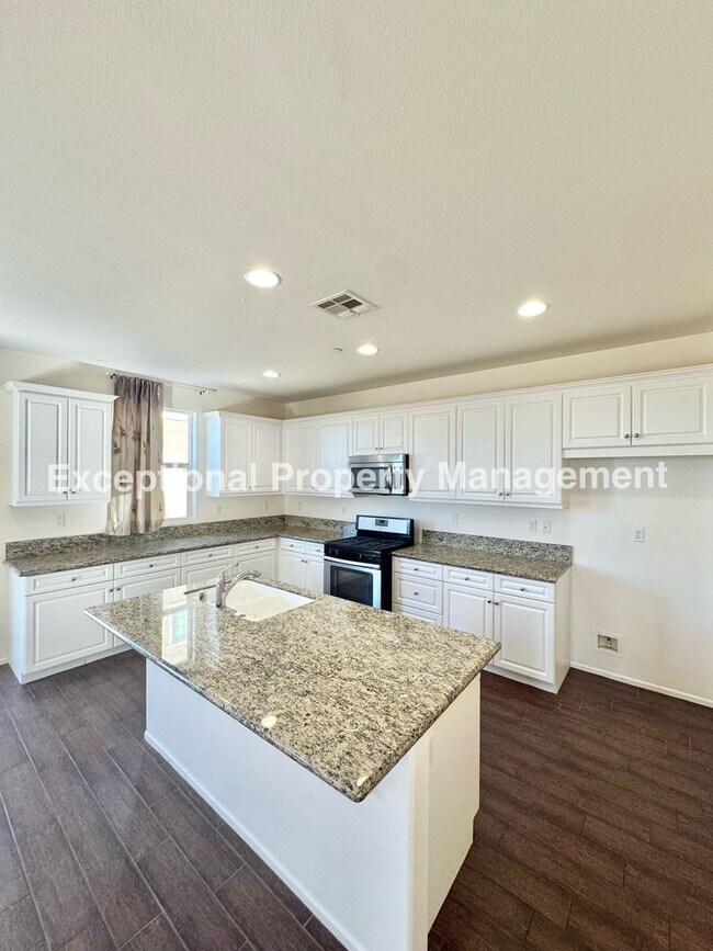 Building Photo - Read to move in 4 bedroom 3 bath home with a den