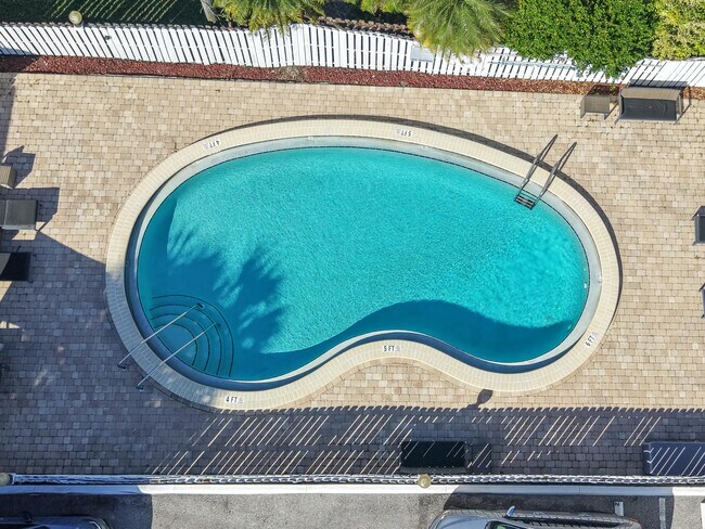 Building Photo - 2555 NE 11th St