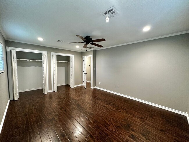 Building Photo - Lawn Care & WiFi Included