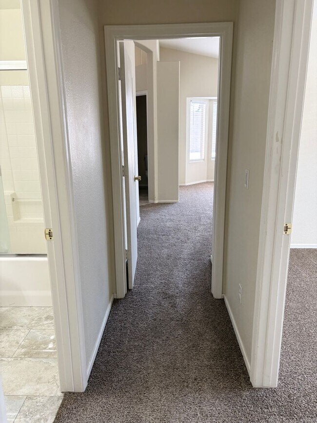 Building Photo - **COZY 3 BEDROOM/2 BTHROOM/2 CAR GARAGE HO...