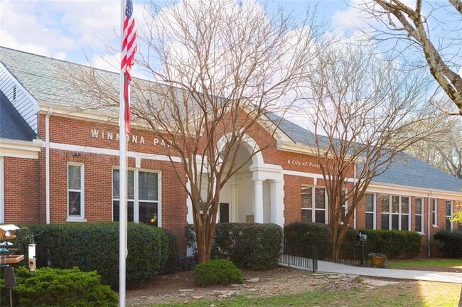 Building Photo - 152 Park Dr