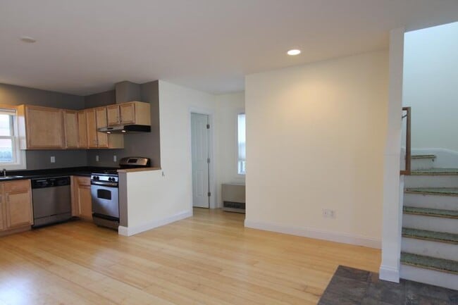 Building Photo - 18 Monroe St