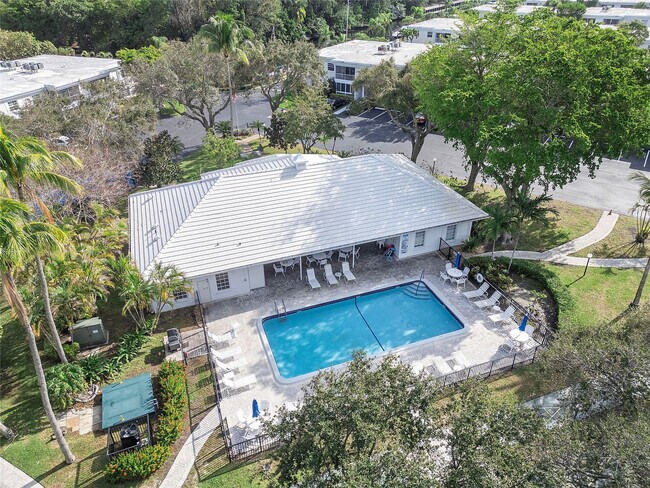 Building Photo - 6239 Bay Club Dr