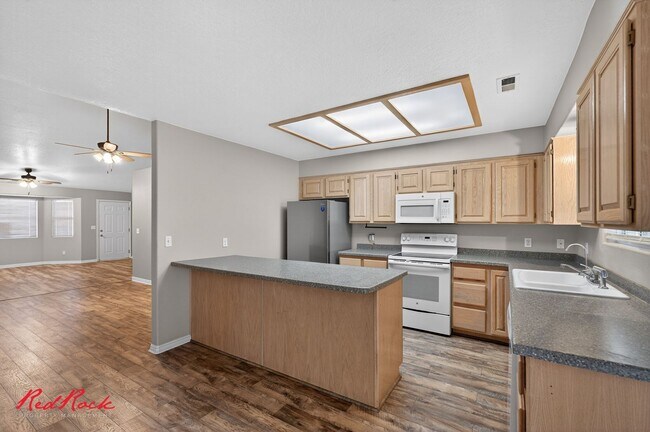 Building Photo - Conveniently Located 3 Bedroom Townhome