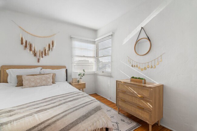 Building Photo - Beautiful 1B/1BA Upstairs Furnished Apt in...