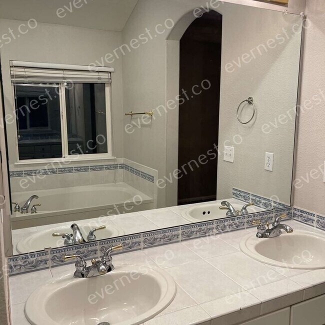 Building Photo - 8956 Goosander Way