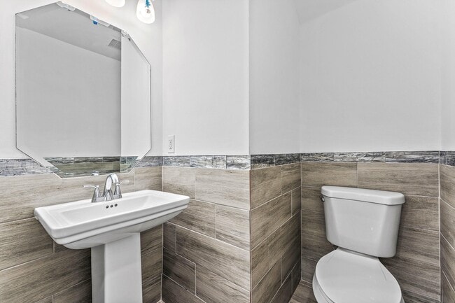 Building Photo - 5477 Queenship Ct
