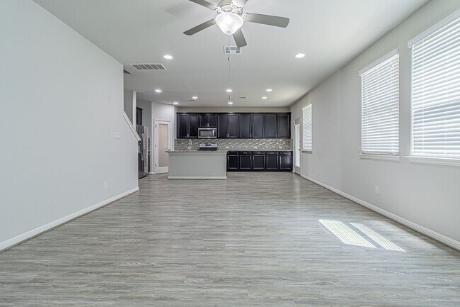 Building Photo - GORGEOUS 4BR 2.5 BATH WITH LOTS OF NEIGHBORHOOD AMENITIES! Available August 7th!