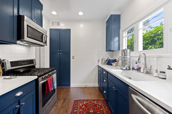 Building Photo - 813 1/2 N Coronado St