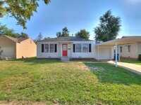 Building Photo - 204 E Douglas Dr
