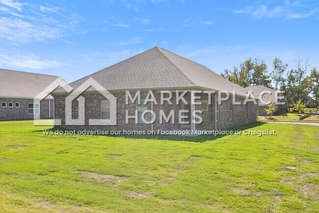 Building Photo - 2070 Hyacinth Ln