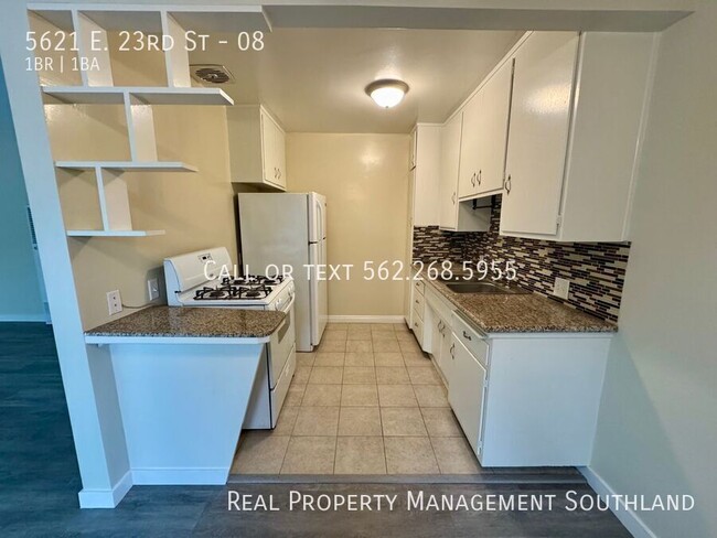 Building Photo - Beautifully Renovated 1 Bed / 1 Bath Apart...